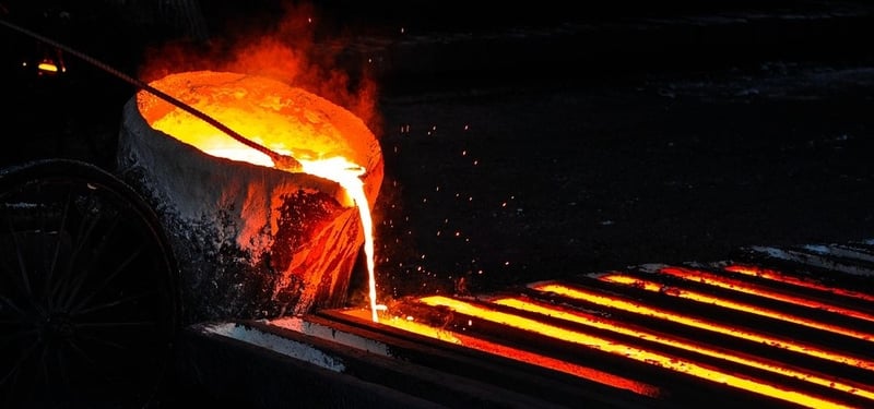 熔化的金属在铸造金属成形过程中被浇铸